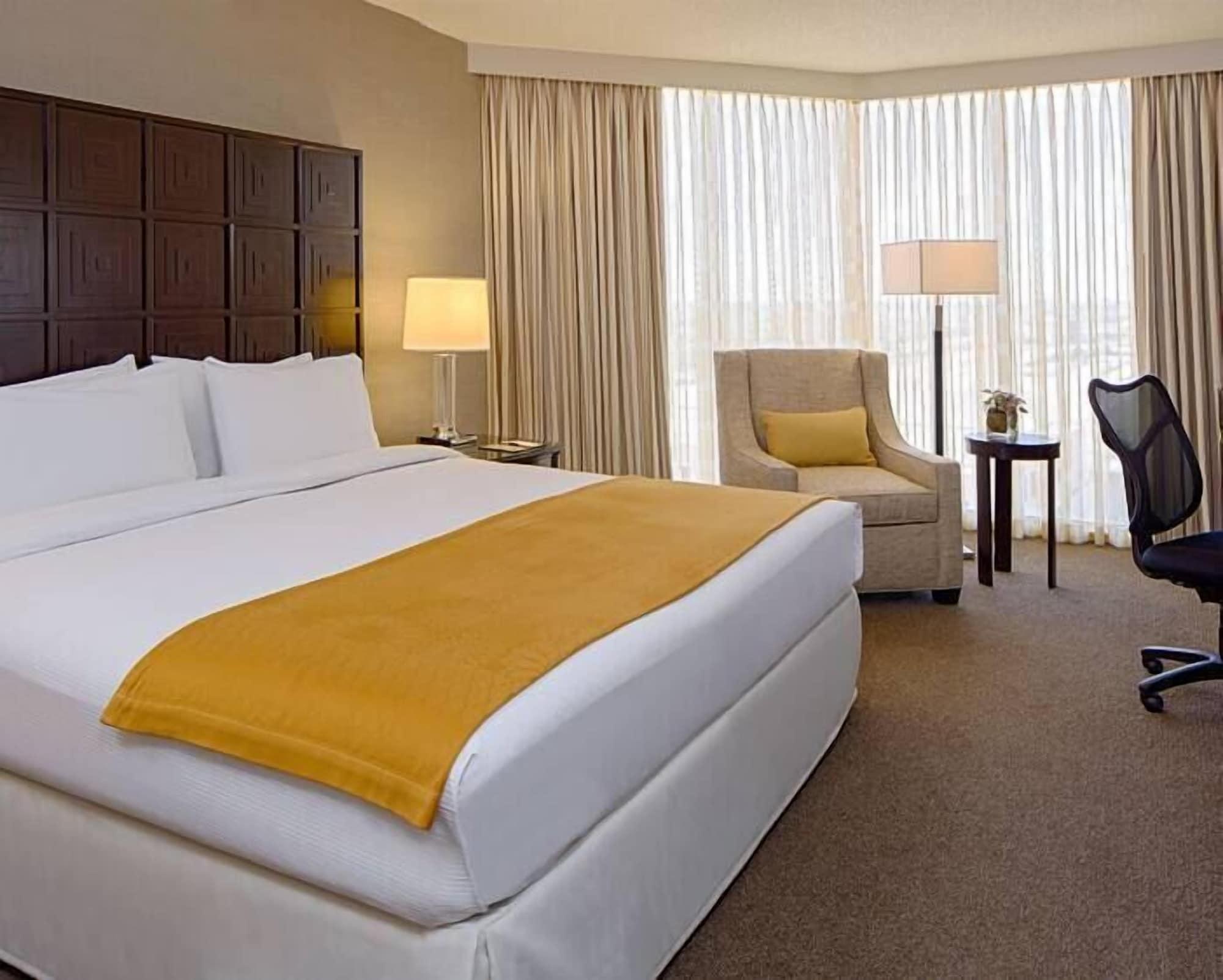 Doubletree By Hilton Hotel Houston Greenway Plaza Экстерьер фото