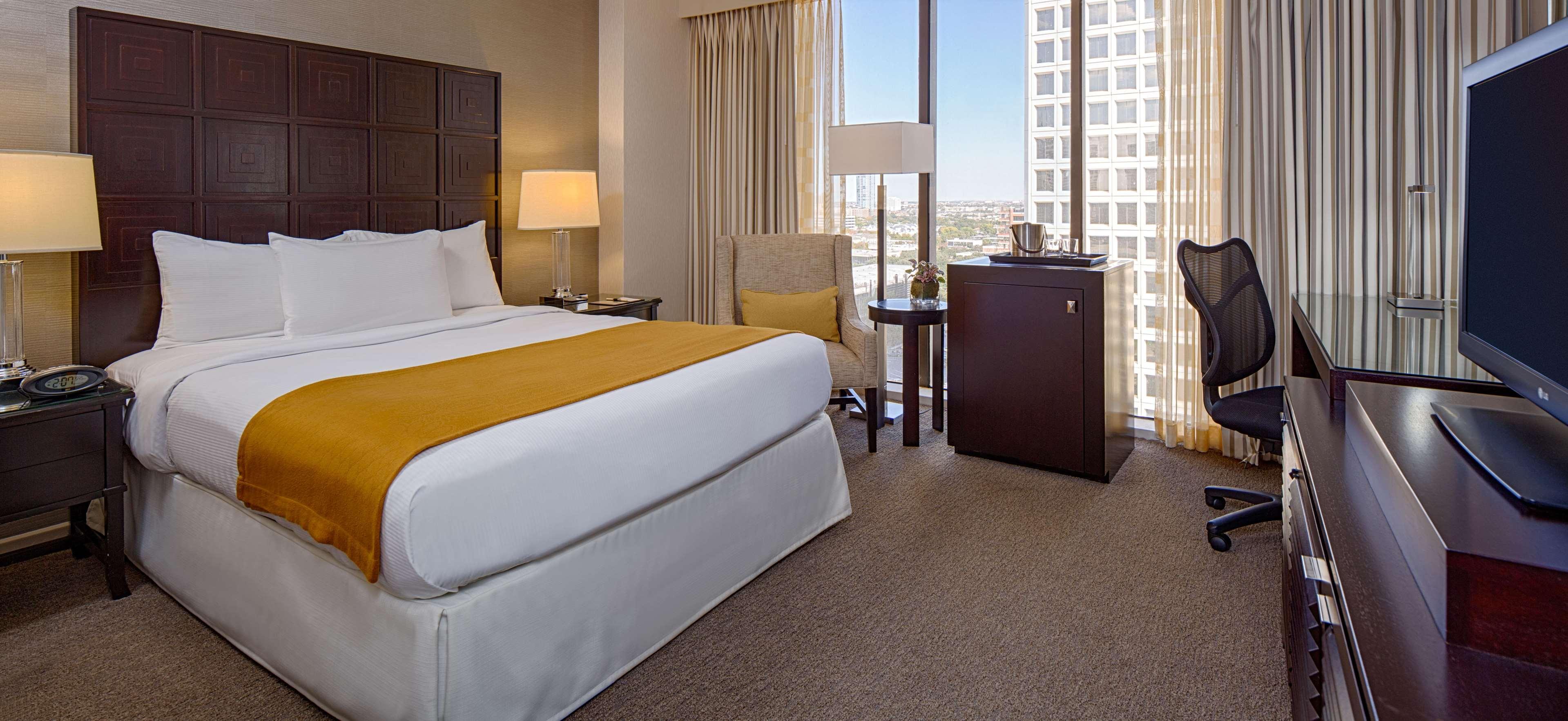 Doubletree By Hilton Hotel Houston Greenway Plaza Экстерьер фото