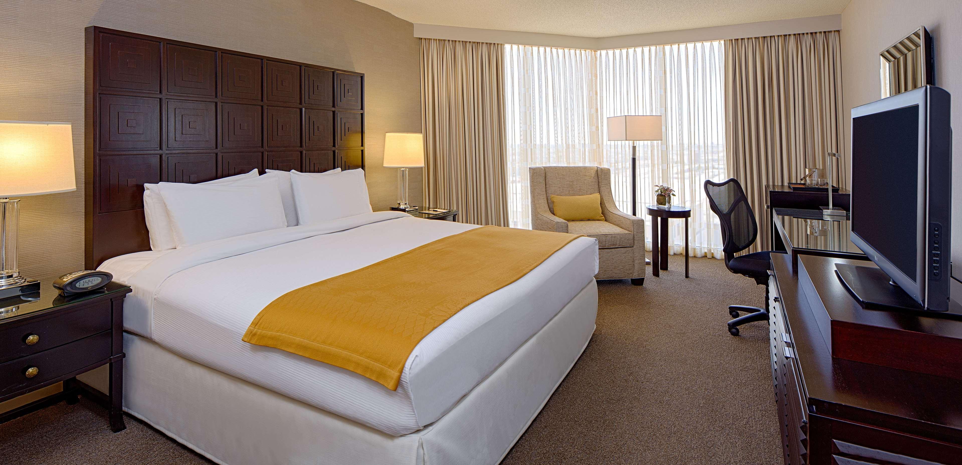 Doubletree By Hilton Hotel Houston Greenway Plaza Экстерьер фото