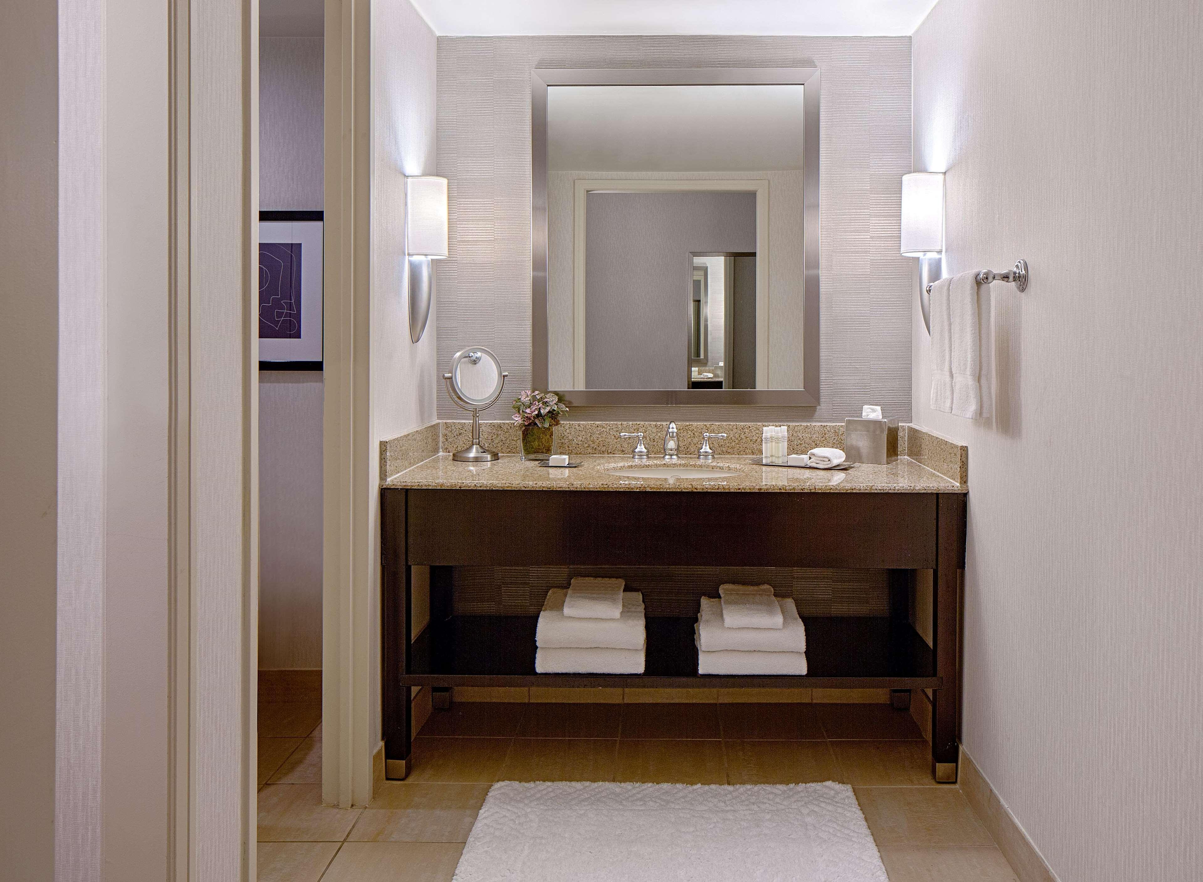 Doubletree By Hilton Hotel Houston Greenway Plaza Экстерьер фото