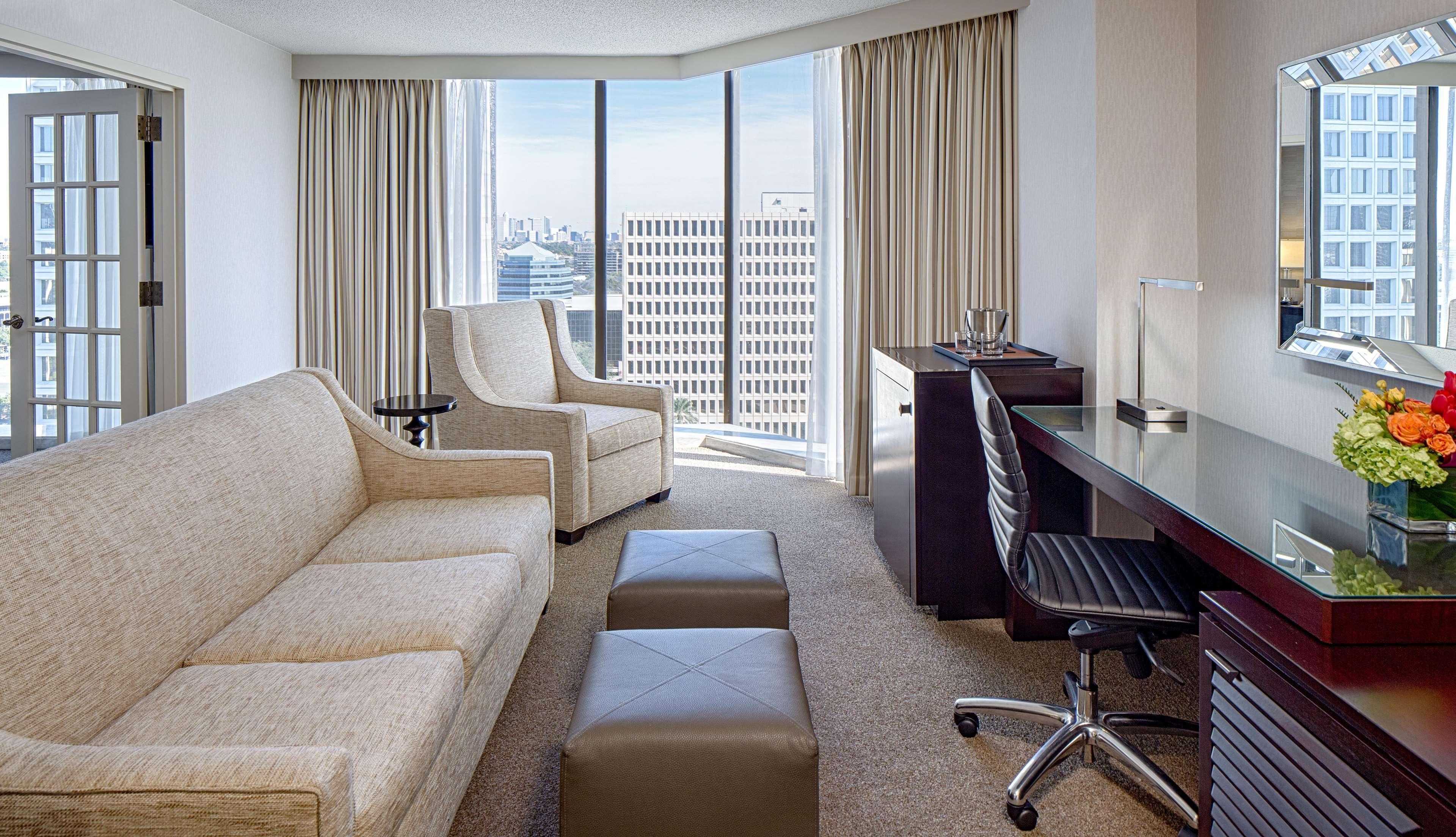 Doubletree By Hilton Hotel Houston Greenway Plaza Экстерьер фото