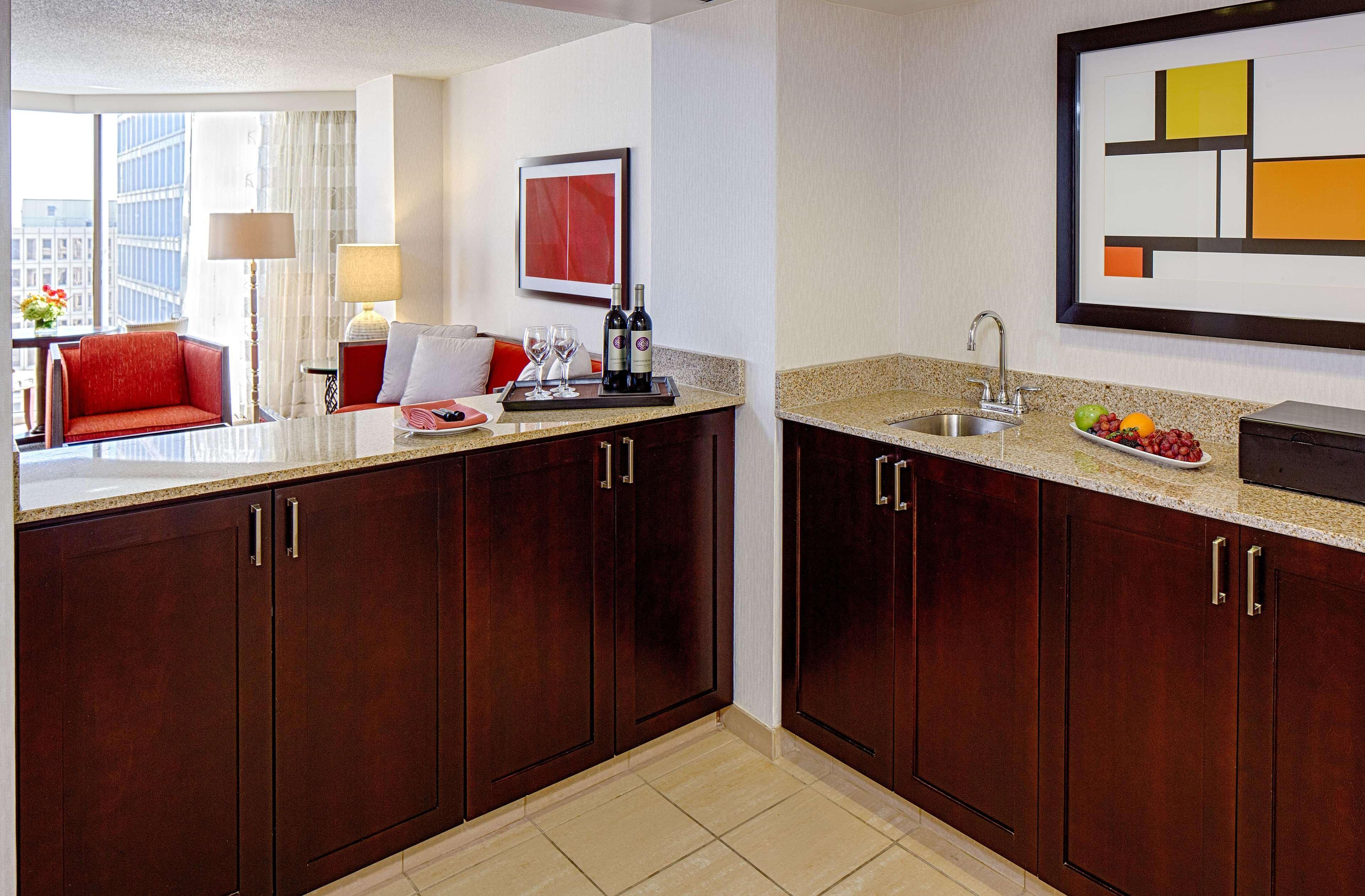 Doubletree By Hilton Hotel Houston Greenway Plaza Экстерьер фото