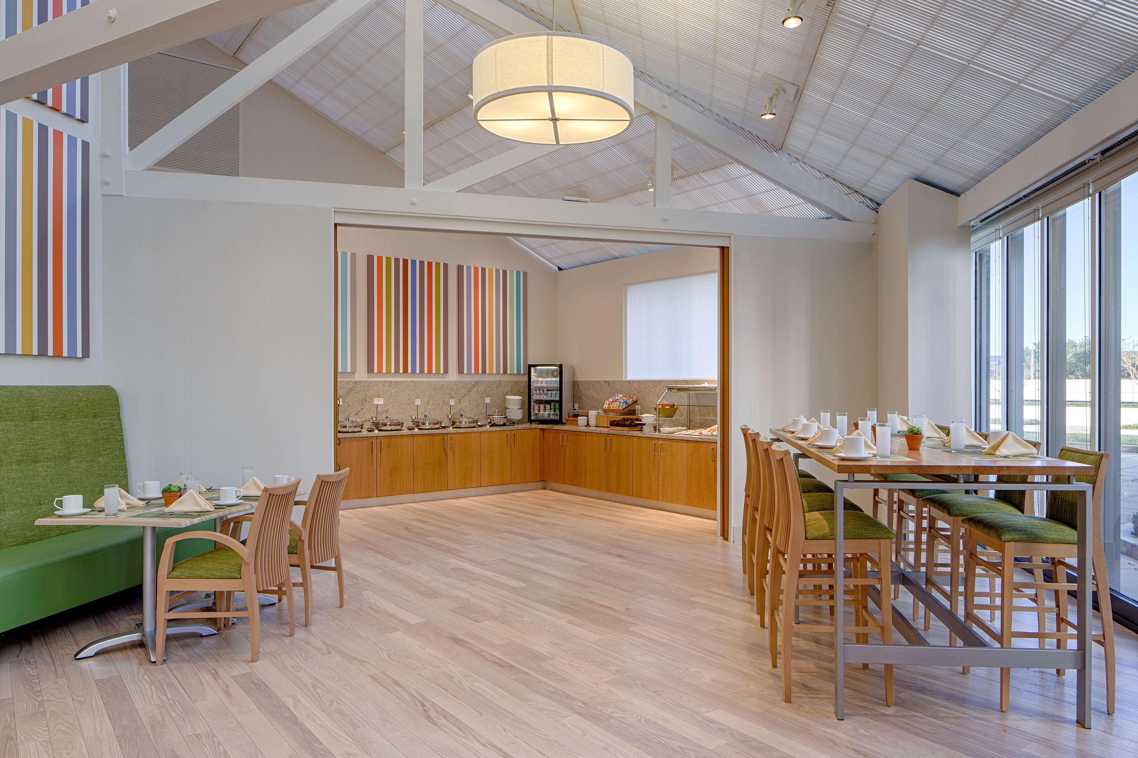 Doubletree By Hilton Hotel Houston Greenway Plaza Экстерьер фото