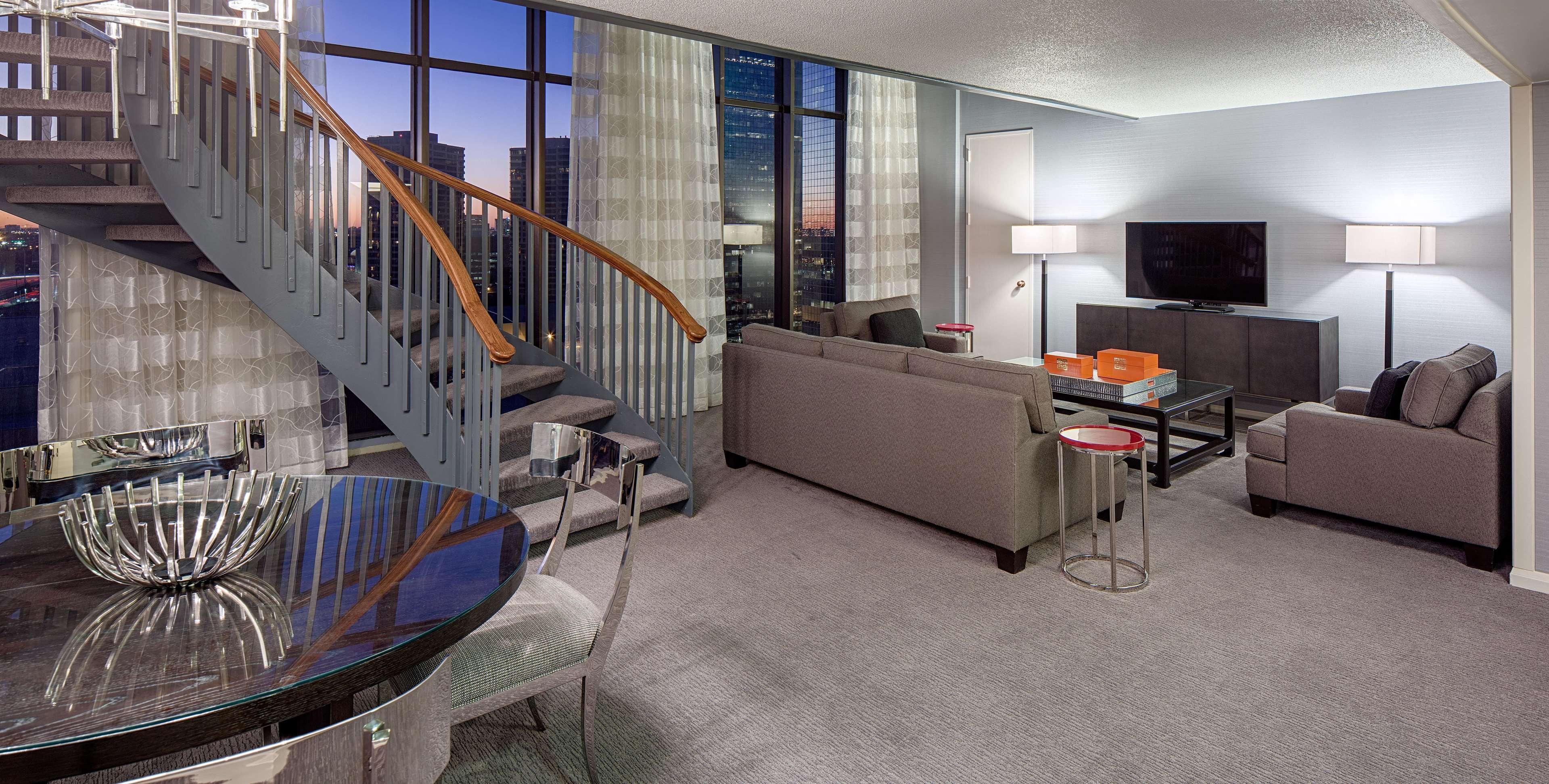 Doubletree By Hilton Hotel Houston Greenway Plaza Экстерьер фото