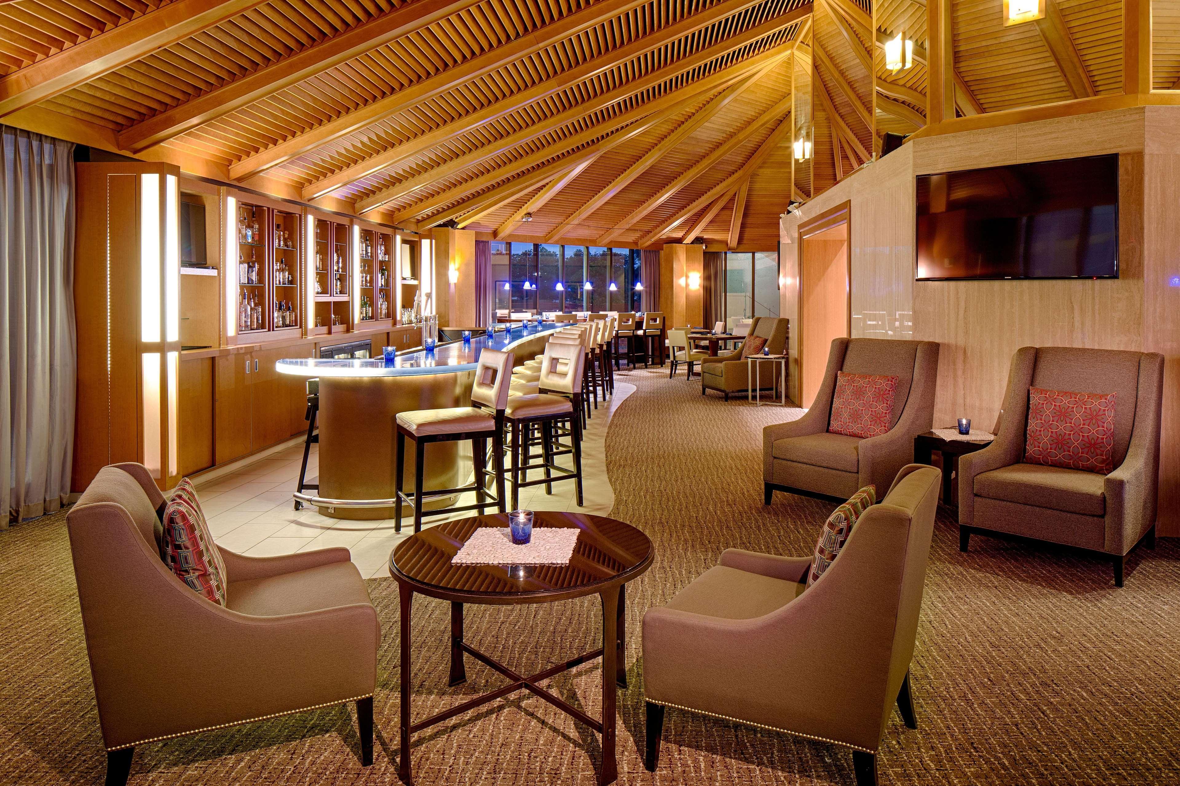 Doubletree By Hilton Hotel Houston Greenway Plaza Экстерьер фото