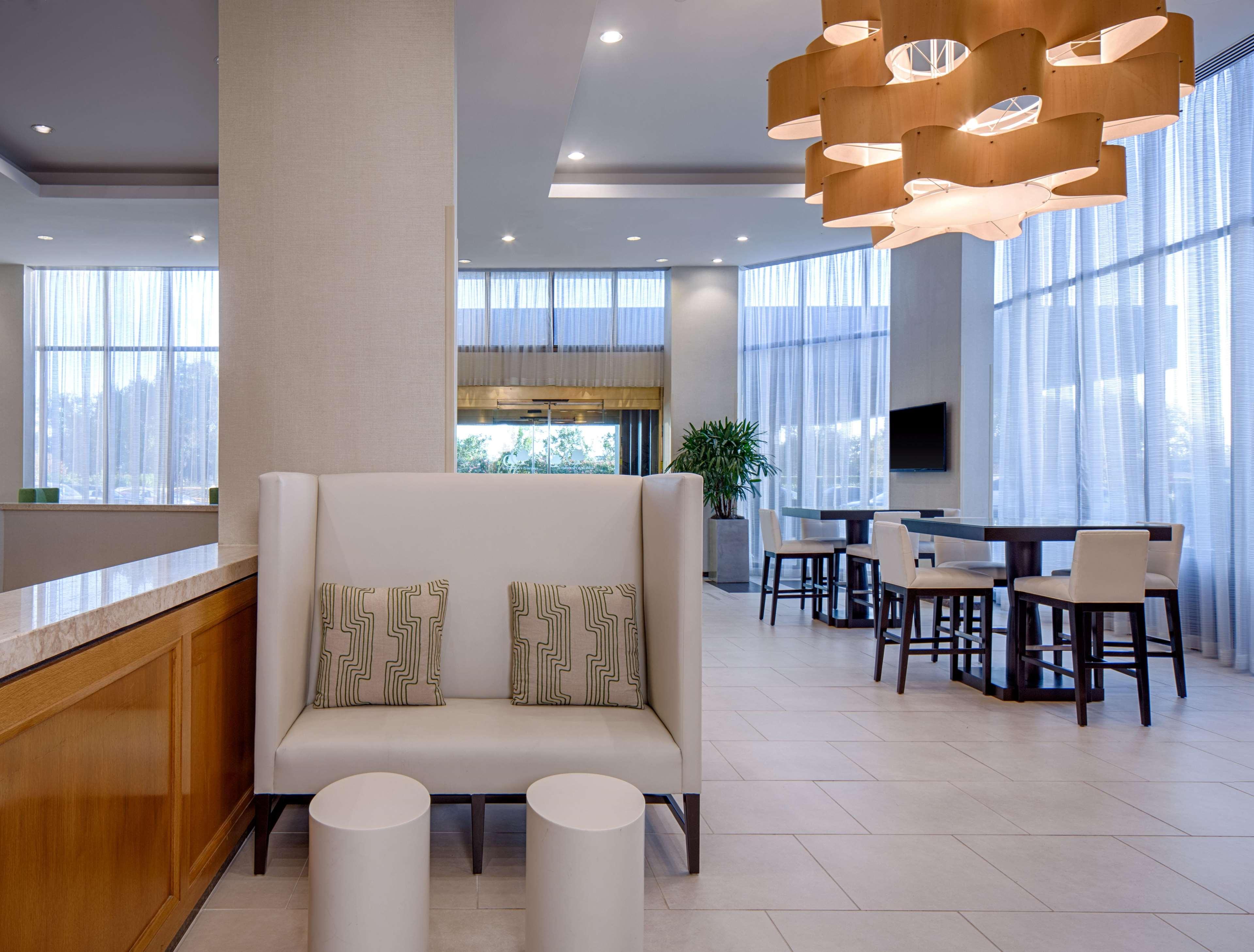Doubletree By Hilton Hotel Houston Greenway Plaza Экстерьер фото