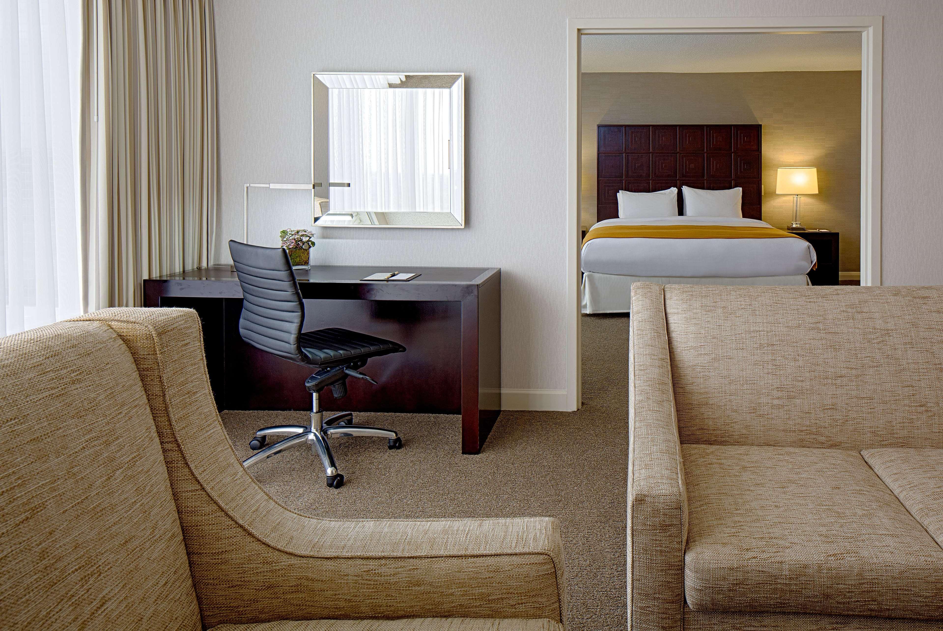 Doubletree By Hilton Hotel Houston Greenway Plaza Экстерьер фото