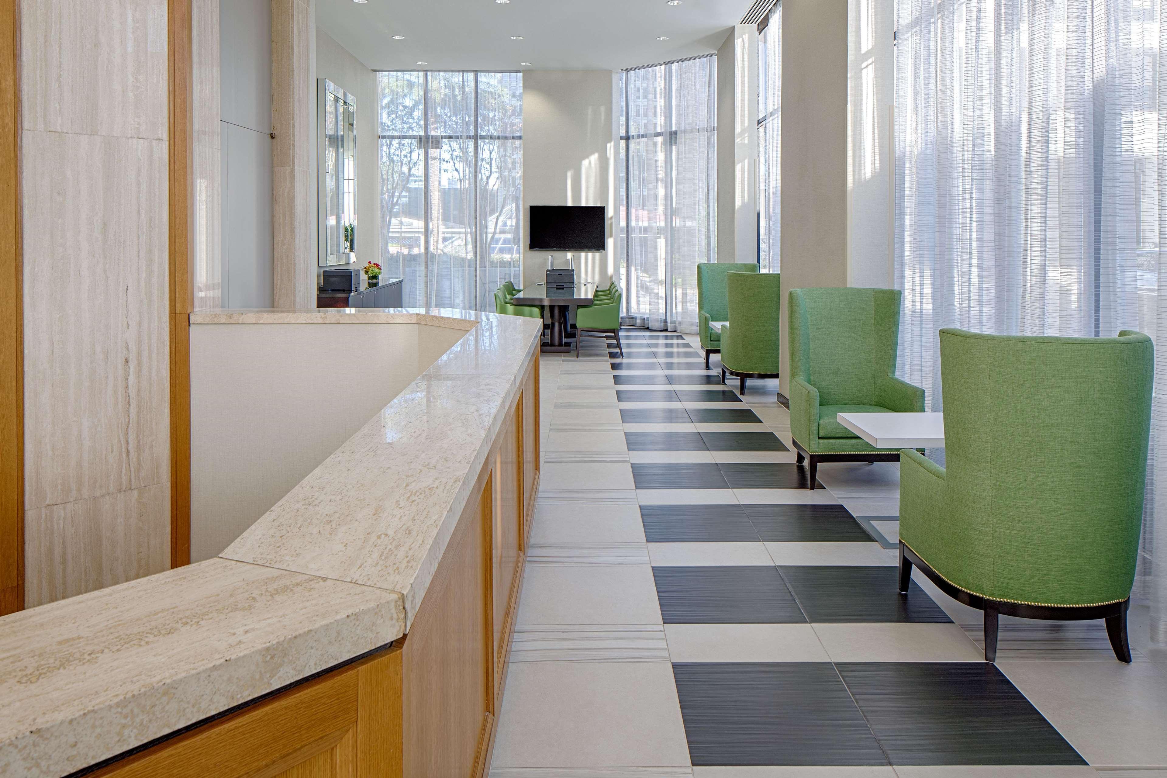 Doubletree By Hilton Hotel Houston Greenway Plaza Экстерьер фото