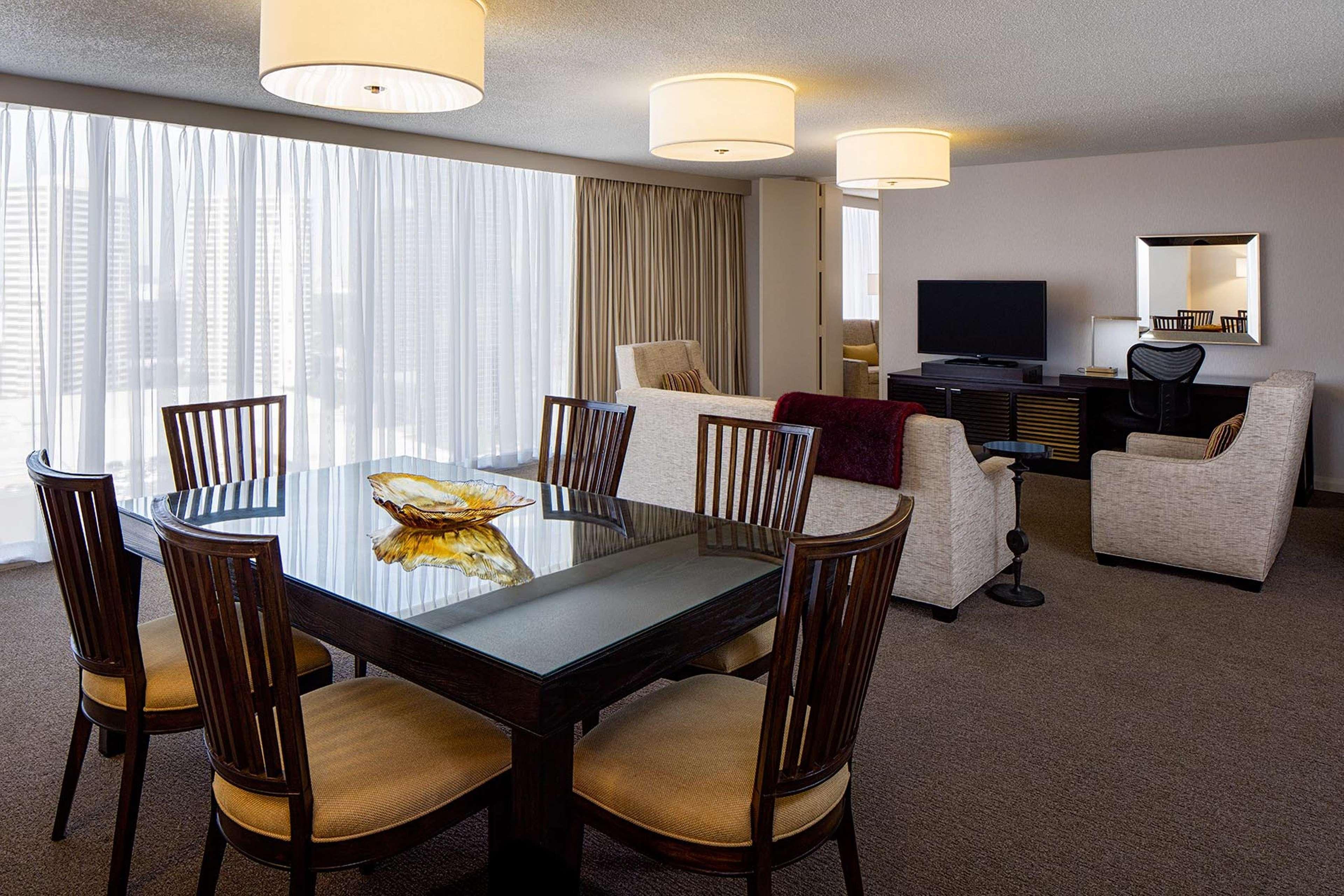Doubletree By Hilton Hotel Houston Greenway Plaza Экстерьер фото
