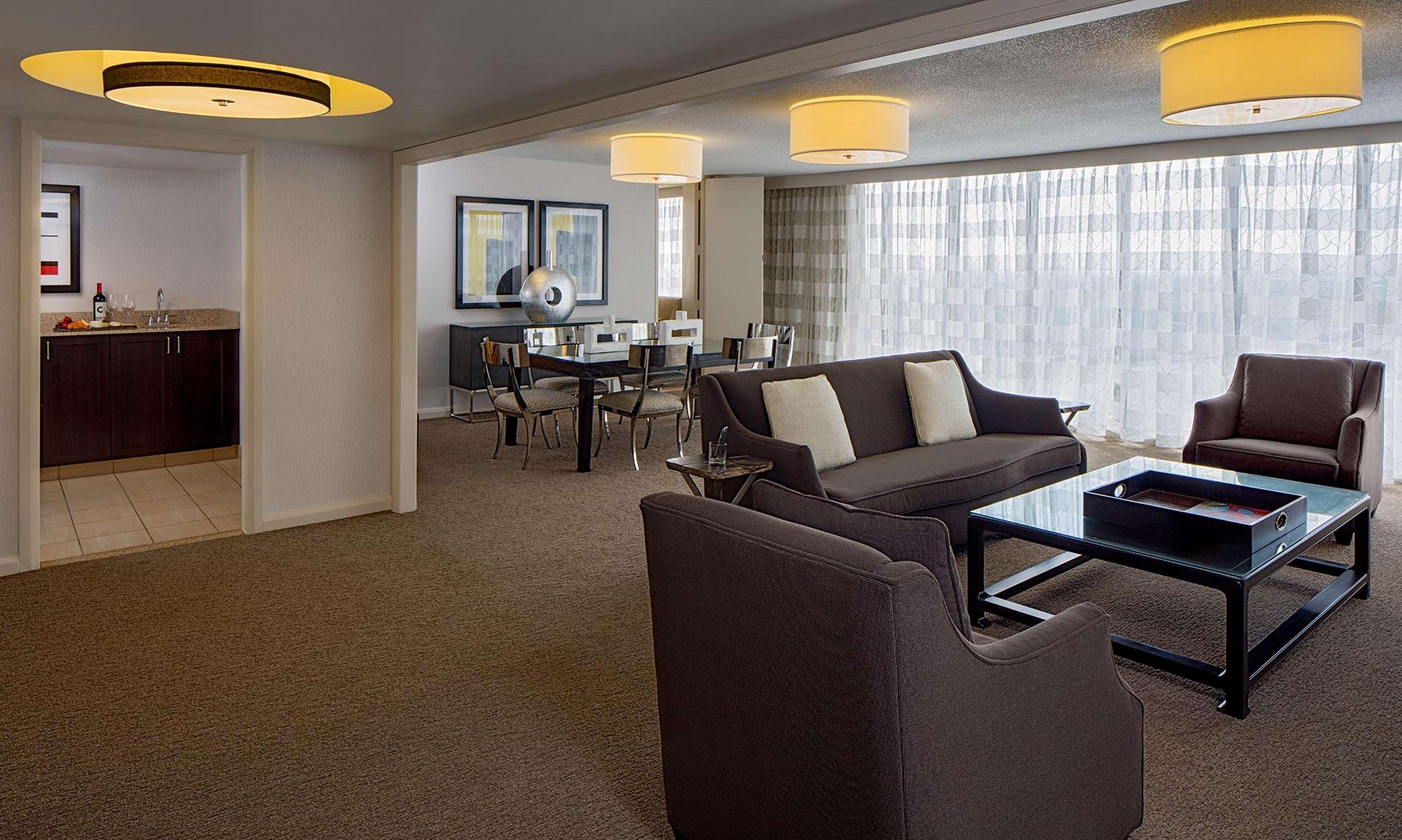 Doubletree By Hilton Hotel Houston Greenway Plaza Экстерьер фото
