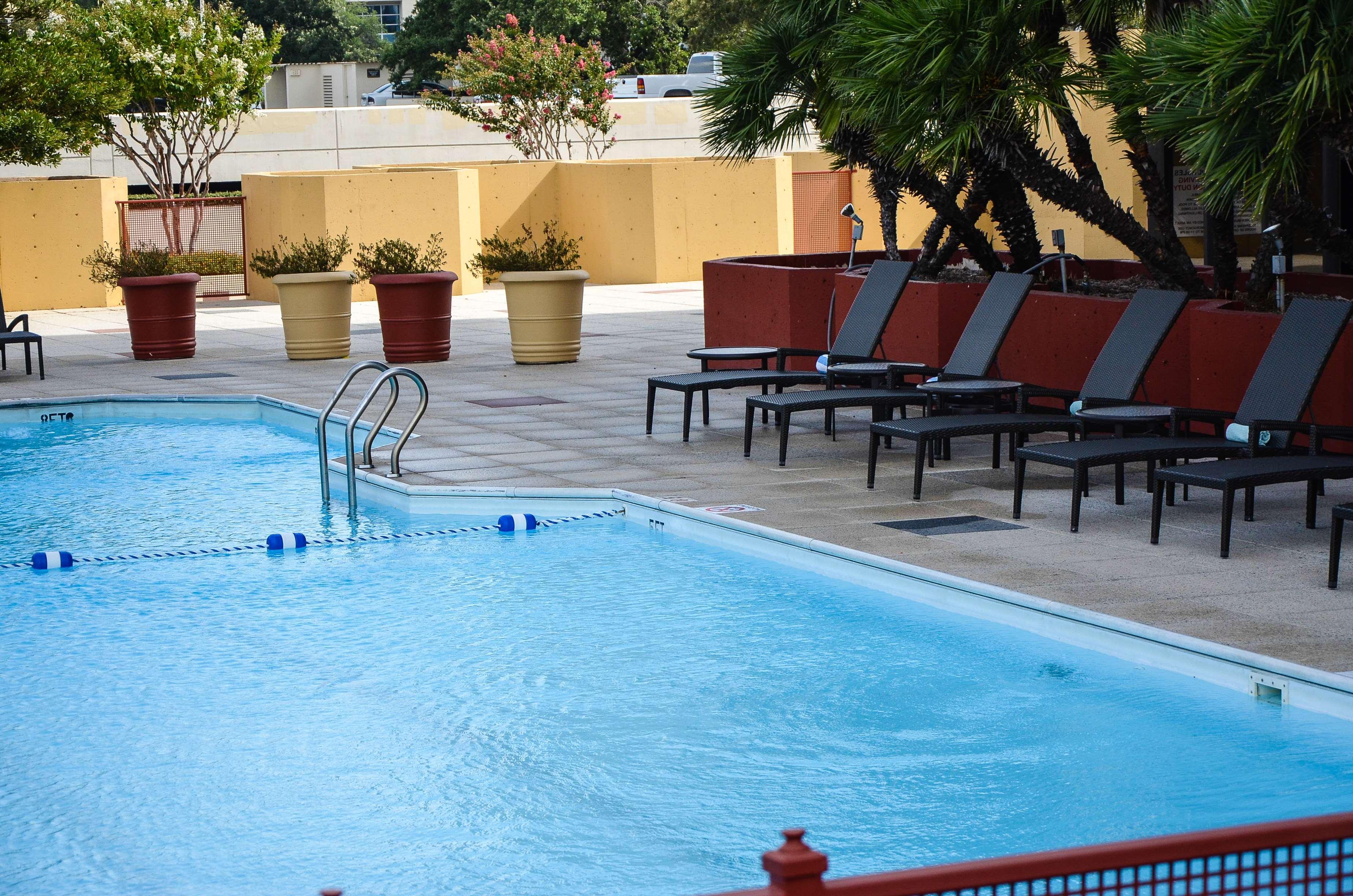 Doubletree By Hilton Hotel Houston Greenway Plaza Экстерьер фото