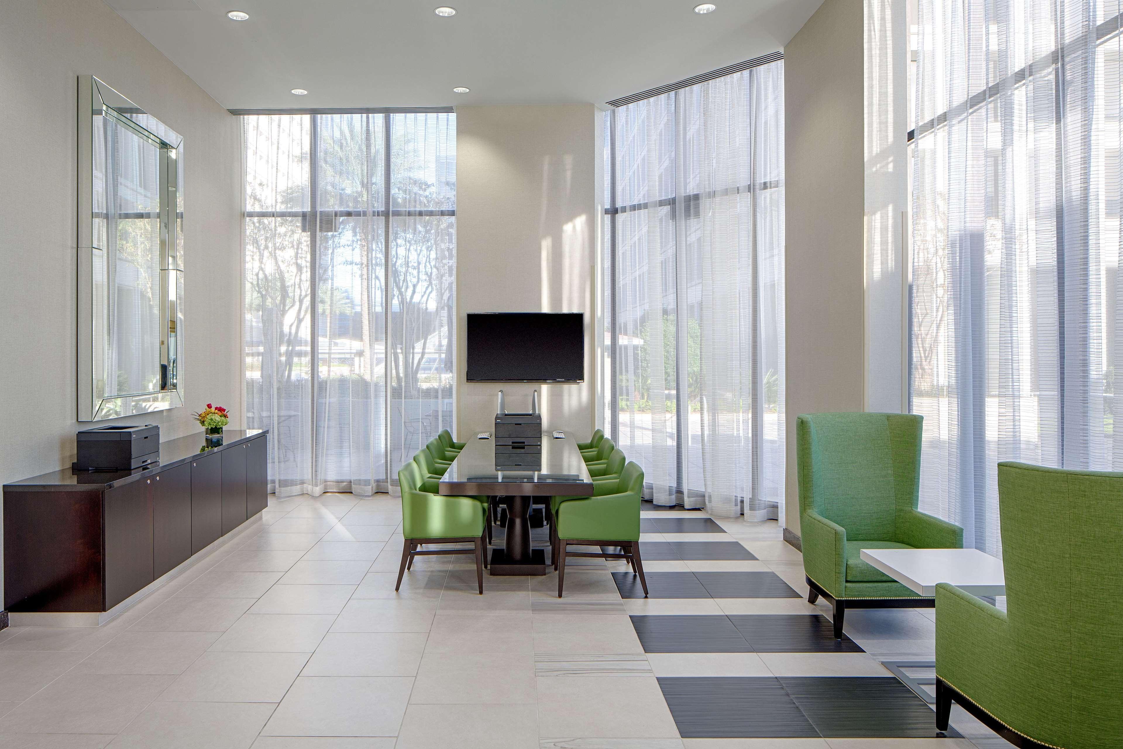Doubletree By Hilton Hotel Houston Greenway Plaza Экстерьер фото