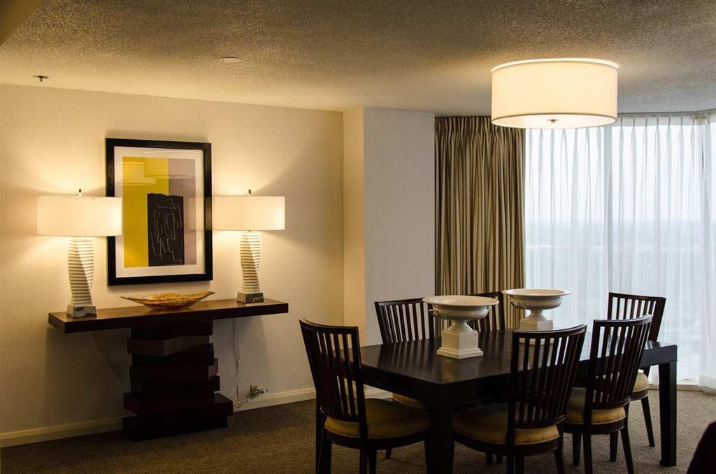 Doubletree By Hilton Hotel Houston Greenway Plaza Экстерьер фото