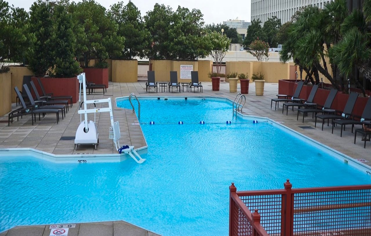 Doubletree By Hilton Hotel Houston Greenway Plaza Экстерьер фото